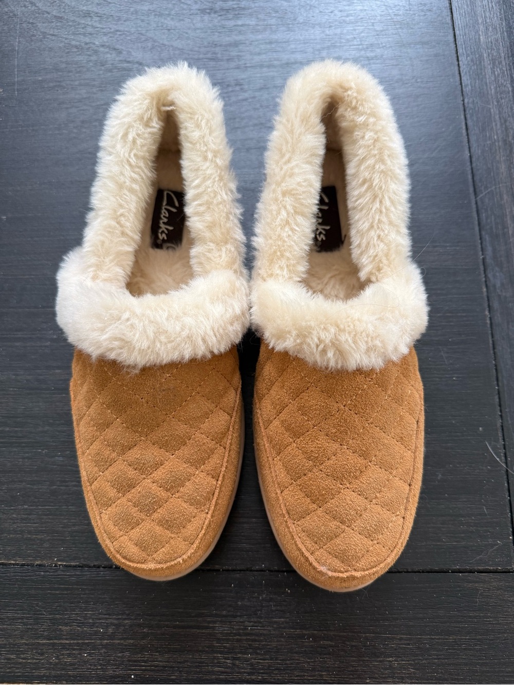 Clarks Women’s Tan Quilted Suede Slip-On Slippers with Cream Faux-Fur Collar